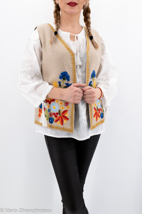 Vesta brodata cu model traditional Liza [2]