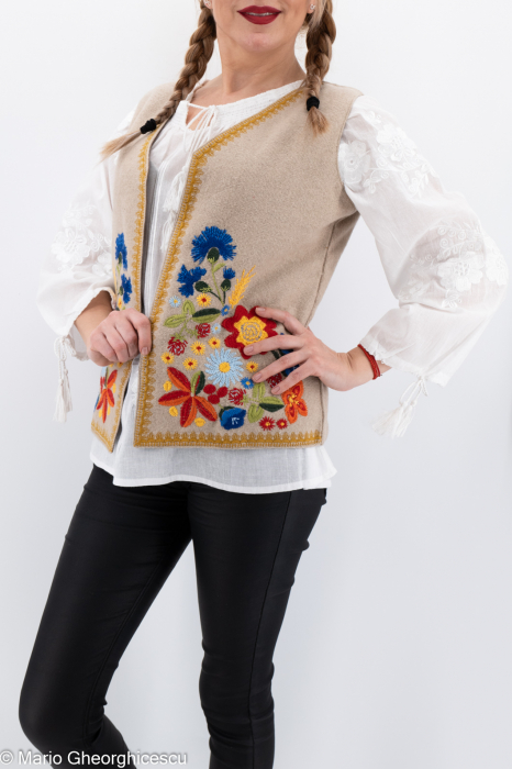 Vesta brodata cu model traditional Liza [3]