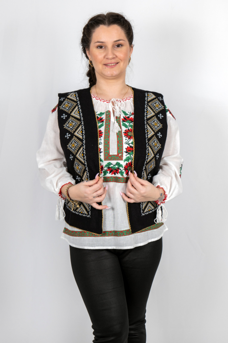 Vesta brodata cu model traditional Alina 13 [2]