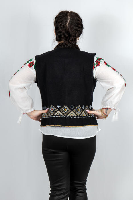 Vesta brodata cu model traditional Alina 13 [3]