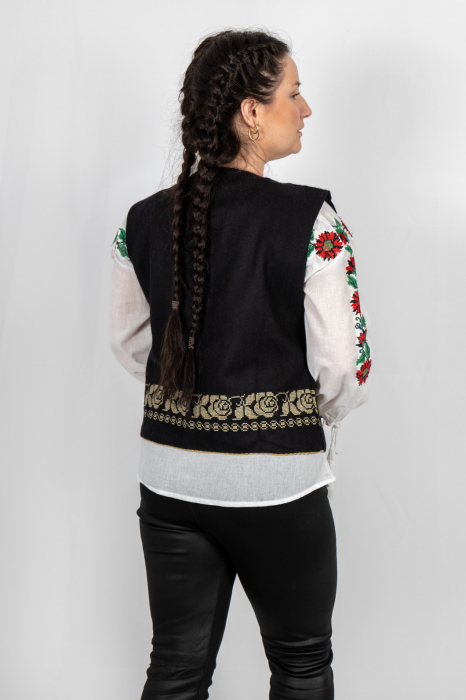 Vesta brodata cu model traditional Alina 15 [3]