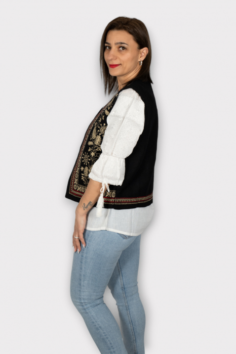 Vesta brodata cu model traditional Alina 20 [4]