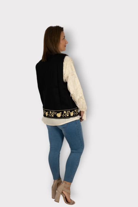 Vesta brodata cu model traditional Alina 21 [4]