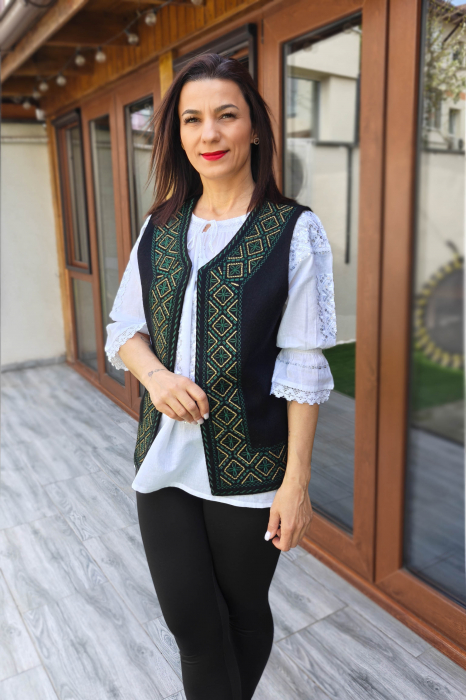 Vesta brodata cu model traditional Alina 23