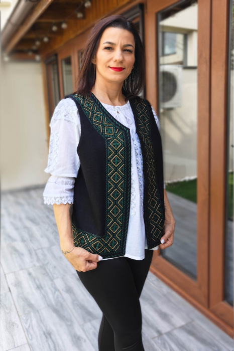 Vesta brodata cu model traditional Alina 23 [4]
