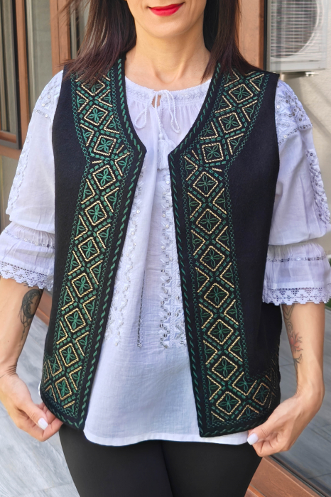 Vesta brodata cu model traditional Alina 23 [2]