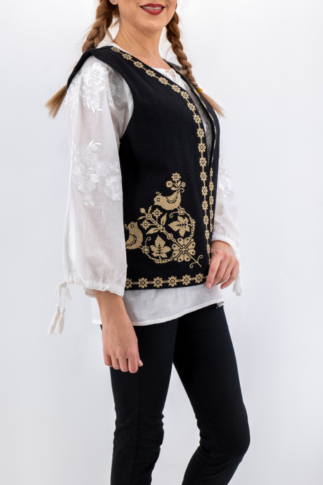 Vesta brodata cu model traditional Alina 7 [2]