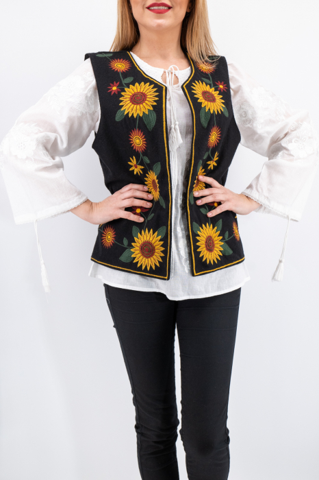 Vesta brodata cu model traditional Floarea Soarelui [4]