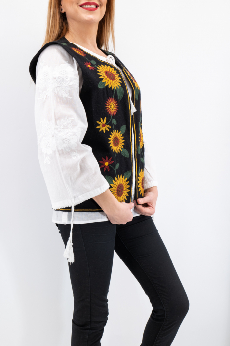 Vesta brodata cu model traditional Floarea Soarelui [2]