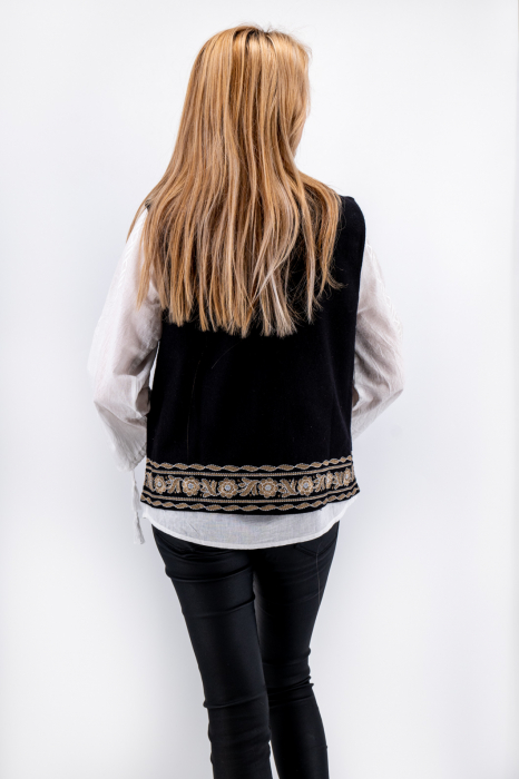 Vesta brodata cu model traditional Alina 8 [4]