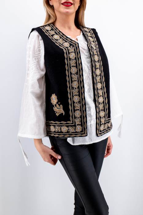 Vesta brodata cu model traditional Alina 8 [2]
