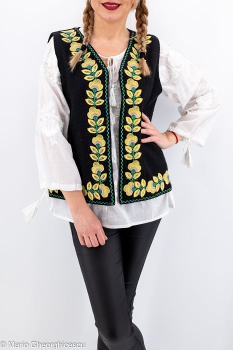 Vesta brodata cu model traditional Alina 10 [2]