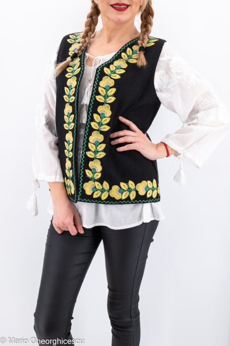 Vesta brodata cu model traditional Alina 10 [3]