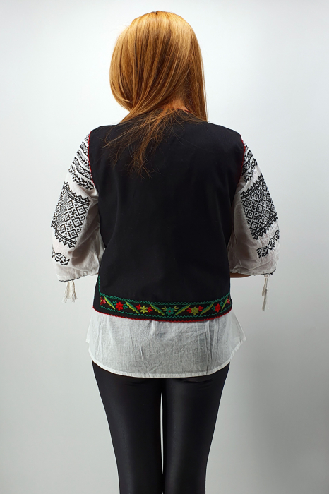 Vesta brodata cu model traditional  Roxana [3]