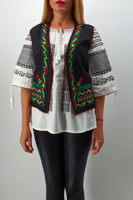 Vesta brodata cu model traditional  Roxana [2]