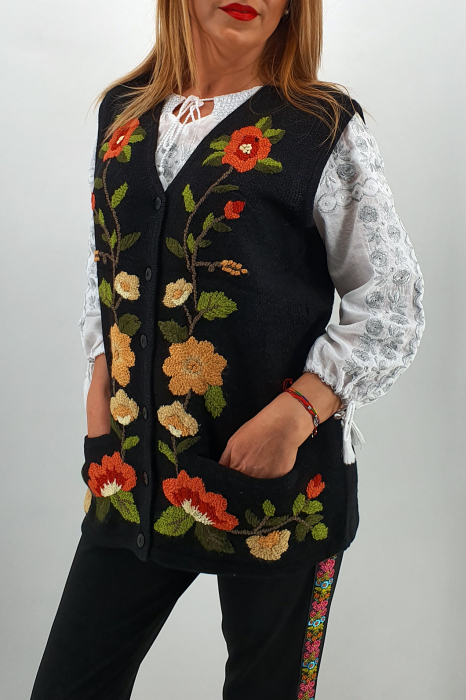 Vesta brodata din tricot [4]