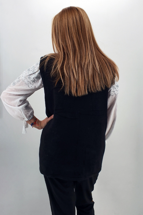 Vesta brodata din tricot [3]
