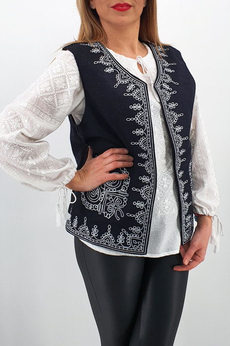 Vesta brodata cu model traditional Alina 3 [3]