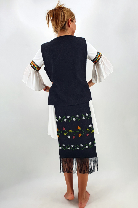 Set Vesta si Fote brodate cu model traditional  Valerica [2]