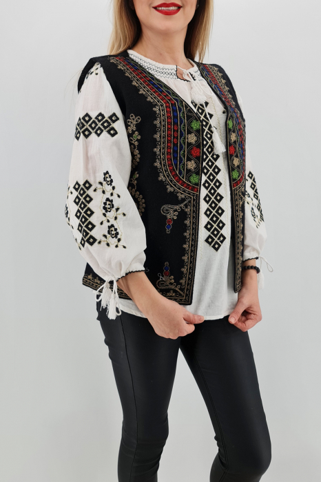 Vesta brodata cu model traditional Angelica 4 [3]