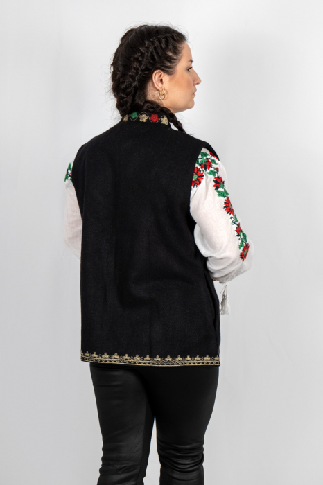 Vesta brodata cu model traditional Angelica 5 [3]