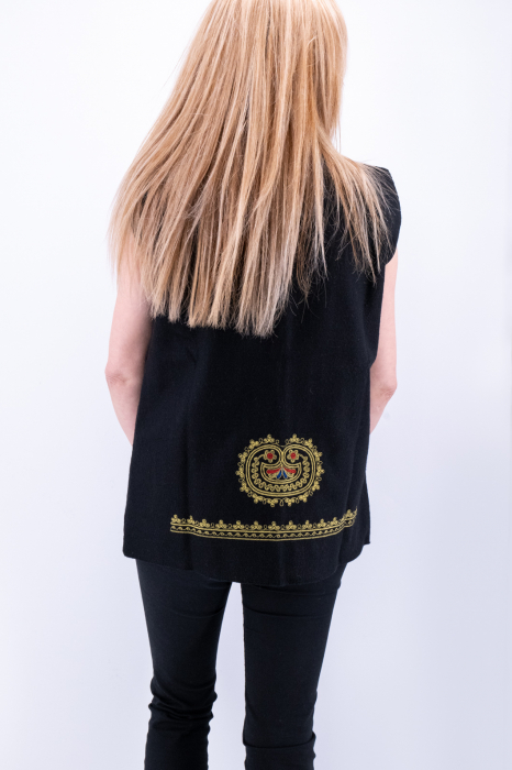 Vesta brodata cu model traditional Angelica 7 [4]