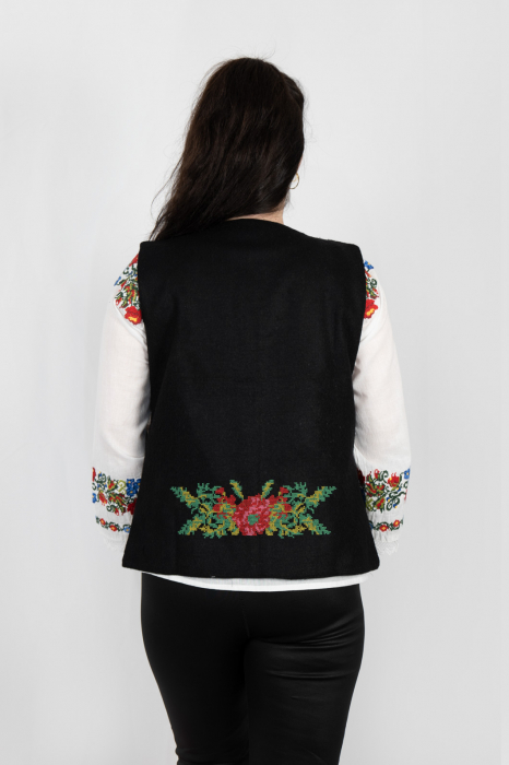 Vesta brodata cu model traditional Cerasela 4 [3]