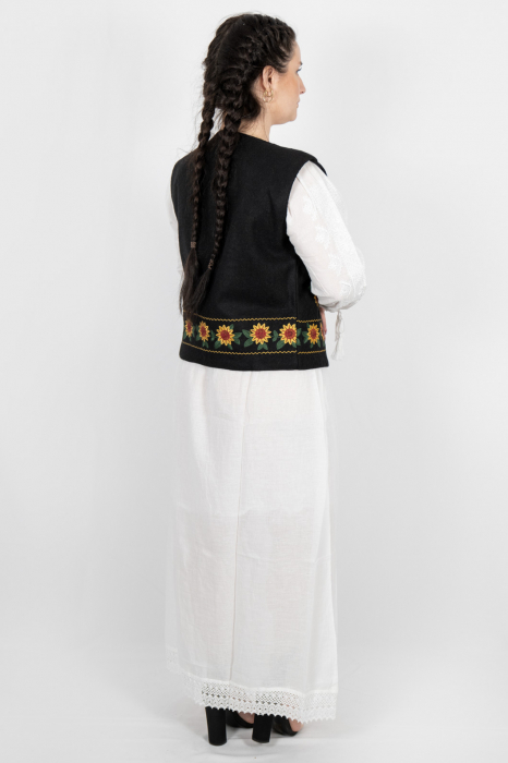 Vesta brodata cu model traditional Floarea Soarelui 2 [3]