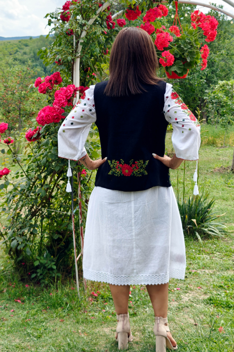Vesta brodata cu model traditional Minodora [3]
