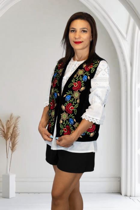 Vesta brodata cu model traditional Angi 16 [3]