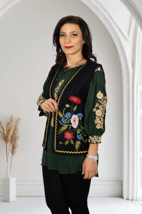 Vesta brodata cu model traditional Angi 18