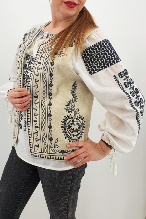 Vesta brodata cu model traditional Angelica [6]