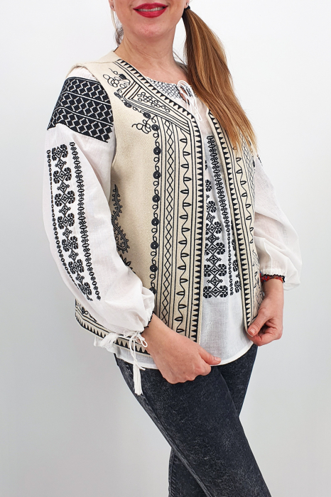 Vesta brodata cu model traditional Angelica [2]