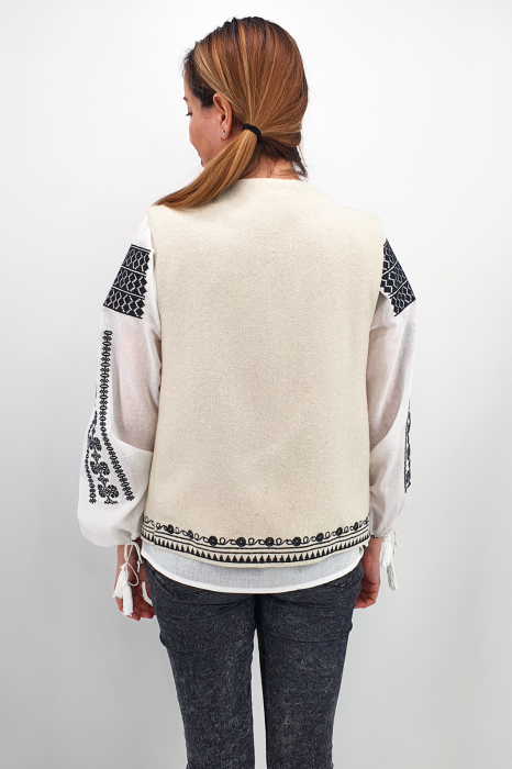 Vesta brodata cu model traditional Angelica [5]