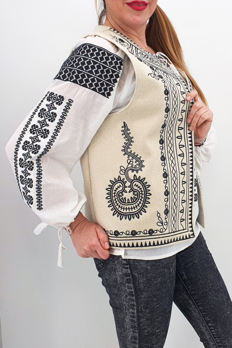 Vesta brodata cu model traditional Angelica [4]