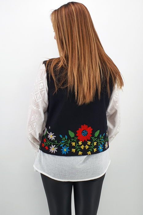 Vesta brodata cu model traditional Angi 4 [5]