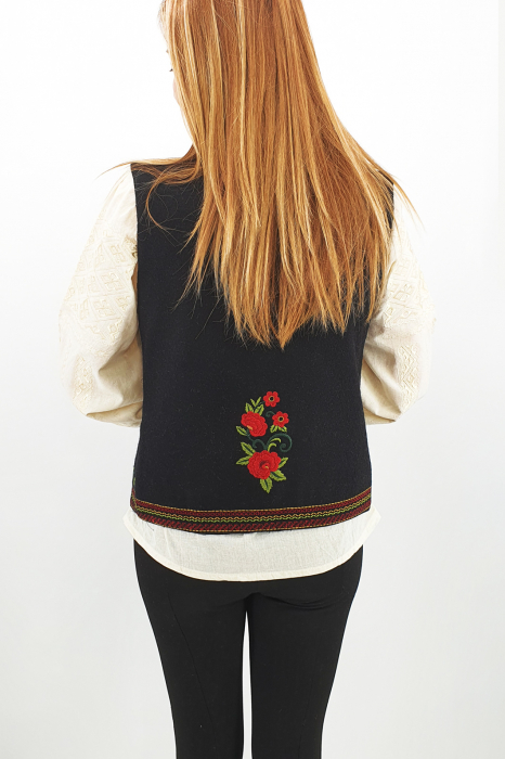 Vesta brodata cu model traditional Soriana [5]