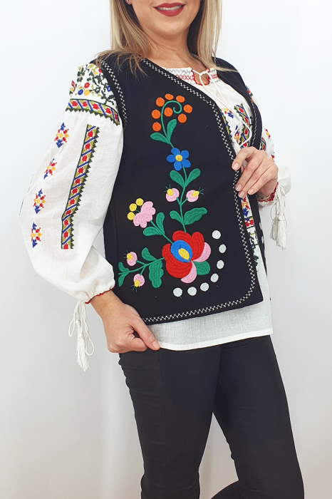 Vesta brodata cu model traditional Angi 8 [2]