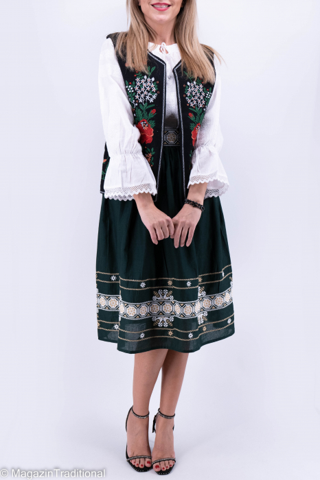 Vesta brodata cu model traditional Angi 10 [4]