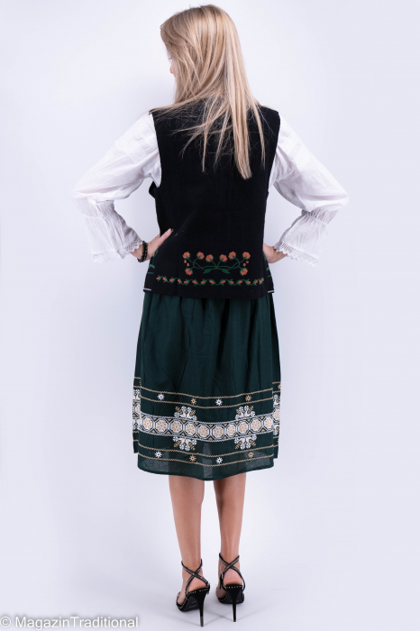 Vesta brodata cu model traditional Angi 10 [6]