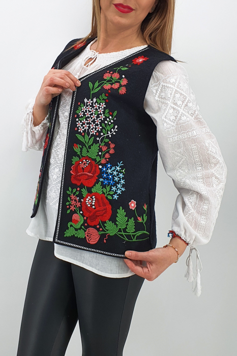 Vesta brodata cu model traditional Angi [2]