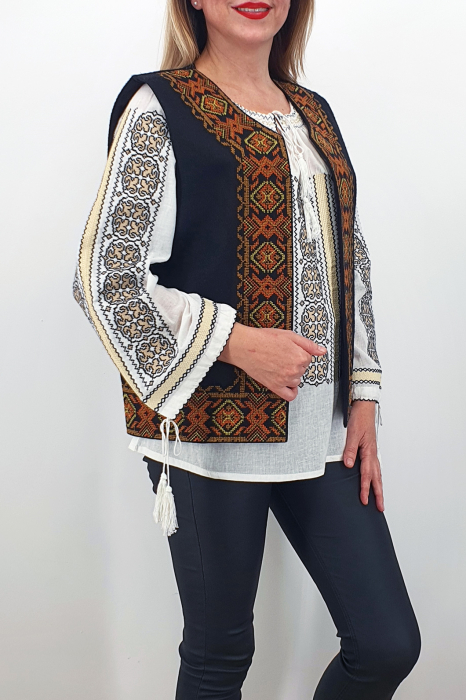 Vesta brodata cu model traditional lucretia 3
