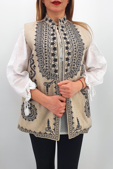Vesta brodata cu model traditional Ania [2]