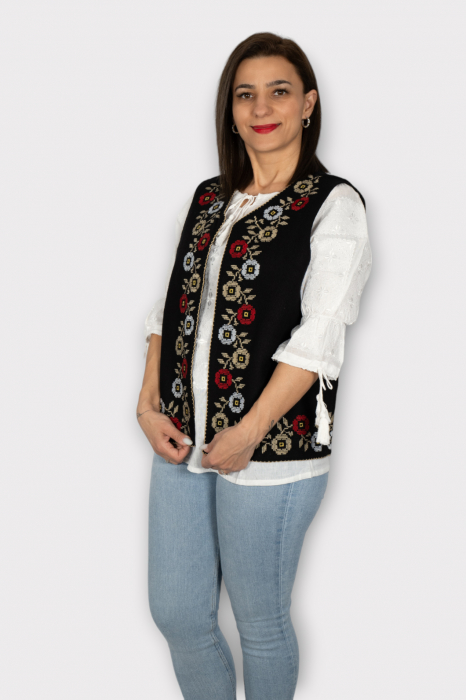 Vesta brodata cu model traditional Damiana 3 [3]