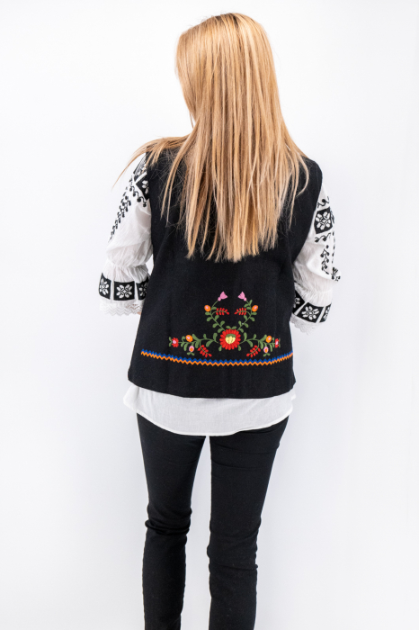 Vesta brodata cu model traditional Doina 5 [4]