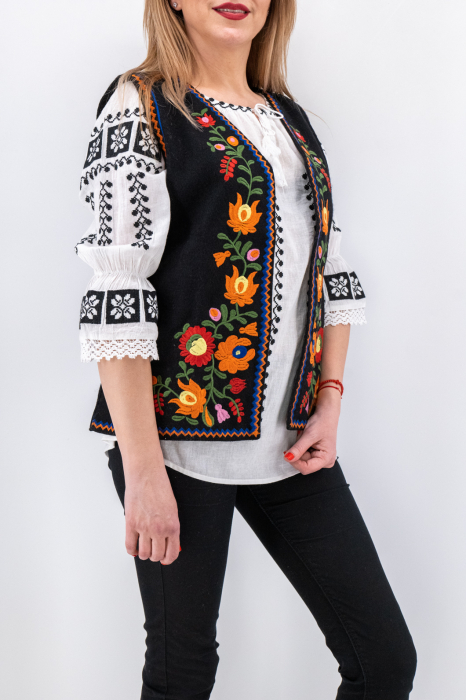 Vesta brodata cu model traditional Doina 5 [3]