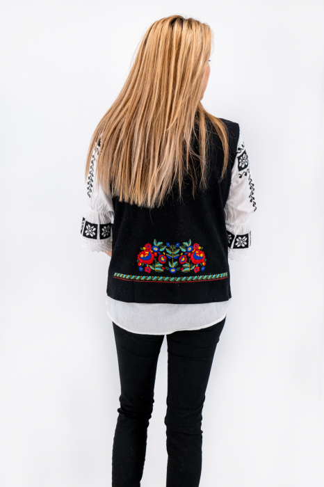 Vesta brodata cu model traditional Doina 6 [3]