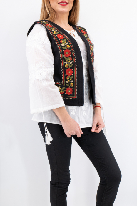 Vesta brodata cu model traditional Filipa [5]