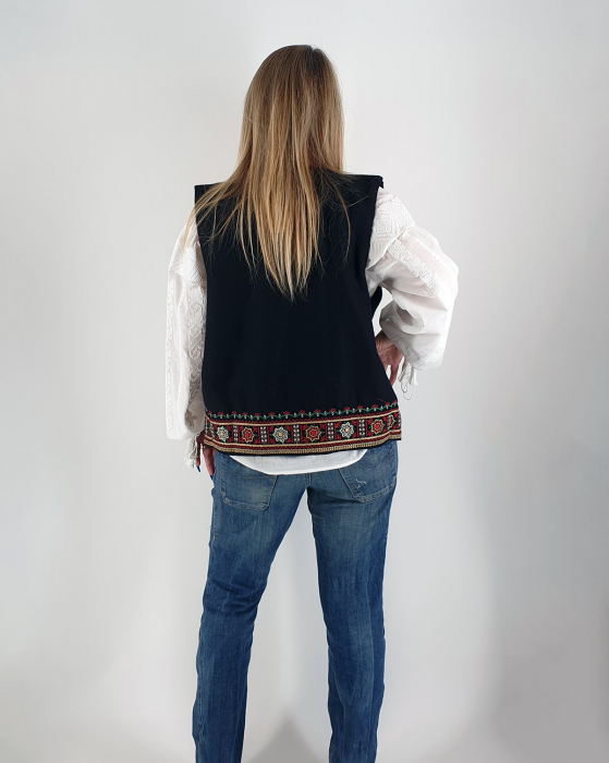 Vesta brodata cu model traditional Leona - Marime Mare [5]