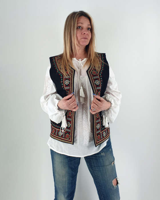 Vesta brodata cu model traditional Leona - Marime Mare [2]